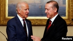 Biden, başkan yardımcılığı döneminde ziyaret ettiği İstanbul'da Cumhurbaşkanı Erdoğan ile. (22 Kasım 2014)