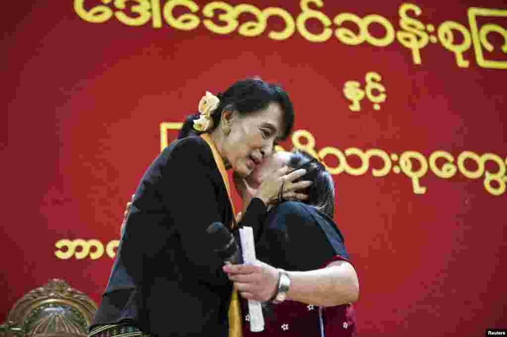 B&agrave; Aung San Suu Kyi gặp gỡ cộng đồng Miến Điện tại Bergen, Na Uy, ng&agrave;y 17 th&aacute;ng 6 năm 2012. 