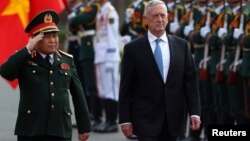 Bộ trưởng Quốc phòng Mỹ Jim Mattis trong chuyến thăm Việt Nam tháng trước.