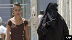 Burqa là loại áo che kín từ đầu đến chân mà phụ nữ Hồi giáo thường mặc