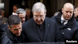 Hồng Y George Pell của Australia sau một cuộc họp với các nạn nhân bị xâm hại tình dục tại khách sạn Quirinale ở Rome, Ý, ngày 3/3/2016. Ảnh Reuters/Alessandro Bianchi.