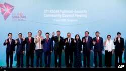 Bộ trưởng ngoại giao và đại diện các nước Asean chụp hình chung trong một hội nghị về chính trị và an ninh Asean, ngày 27 tháng 8, 2018, ở Singapore.