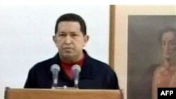 Tổng thống Venezuela Hugo Chavez đọc bài diễn văn phát từ đài truyền hình Cuba