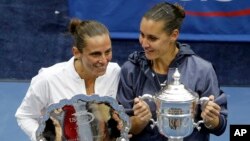 Tay vợt người Ý Flavia Pennetta (phải) và tay vợt đồng hương Roberta Vinci trong lễ trao giải tại New York, ngày 12/9/2015.