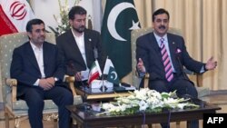 Thủ tướng Pakistan Yousuf Raza Gilani (phải) gặp Tổng thống Iran Mahmoud Ahmadinejad tại phủ Thủ tướng ở Islamabad, ngày 16/2/2012