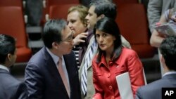 Đại sứ Hàn quốc Cho Tae-yul tham khảo ý kiến với Đại sứ Mỹ Nikki Haley sau phiên họp của Hội Đồng Bảo an về việc Bắc Triều Tiên thử nghiệm phi đạn (ảnh ngày 5/7/2017)