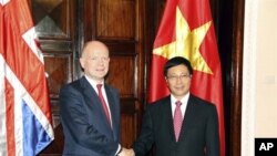 Ngoại trưởng Anh William Hague và Bộ trưởng Ngoại giao Việt Nam Phạm Bình Minh tại Hà Nội, ngày 25/4/2012