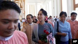 Bà Aung San Suu Kyi đến dự phiên họp thường kỳ của Hạ viện, ngày 16/11/2015.