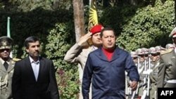 Tổng thống Venezuela Hugo Chavez và Tổng thống Iran Mahmoud Ahmadinejad duyệt đội quân danh dự tại Tehran, ngày 19/10/2010