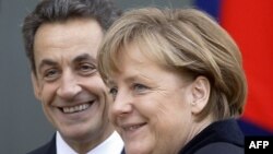 Tổng thống Pháp Nicolas Sarkozy, trái, chào đón Thủ tướng Đức Angela Merkel trước cuộc họp của họ tại điện Elysee, Paris, 5/12/2011