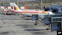 Phi cơ của hãng Hàng không Iberia đậu trong sân bay Barajas ở Madrid 