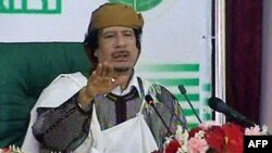 Ông Gadhafi nói ông không thể từ chức bởi vì ông không nắm giữ một chức vụ chính trị nào trong một hệ thống đặt toàn bộ quyền lực vào tay người dân