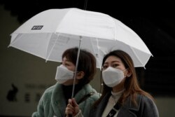 Hành khách đáp xe lửa mang khẩu trang chống virus Covid-19 bên ngoài Ga Seoul, Hàn quốc hôm 25/2/2020. REUTERS/Kim Hong-Ji