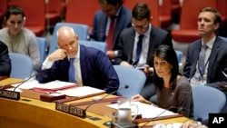 Đại sứ Mỹ tại Liên Hiệp Quốc Nikki Haley (phải) phát biểu trước Hội đồng Bảo an sau khi biểu quyết chấp thuận nghị quyết gia tăng chế tài đối với Bắc Triều Tiên.