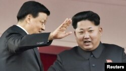 Lãnh tụ Bắc Triều Tiên Kim Jong Un và ông Lưu Vân Sơn, nhân vật lãnh đạo đứng hàng thứ 5 của Trung Quốc tại cuộc duyệt binh kỷ niệm 70 năm ngày thành lập đảng Lao động ở Bình Nhưỡng, 10/10/2015.