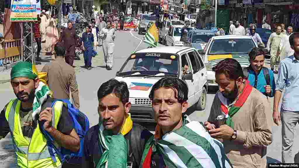 جے کے ایل ایف جموں و کشمیر کے پاکستان یا بھارت سے الحاق کی بجائے مکمل خود مختاری چاہتی ہے۔