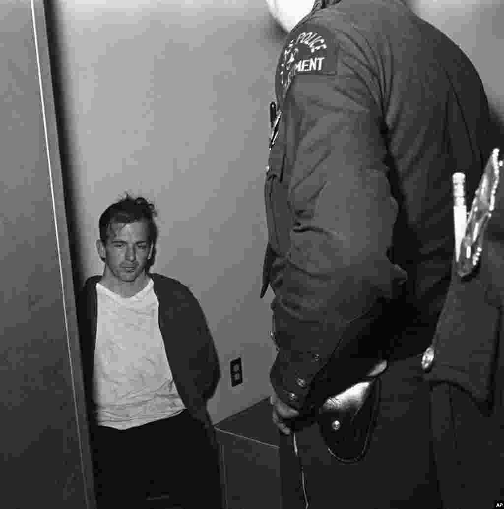 Lee Harvey Oswald bị cảnh sát bắt giữ ngay sau khi Tổng thống Kennedy bị ám sát, Dallas, Texas, 22/11/13