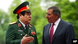 Bộ trưởng Quốc phòng Hoa Kỳ Leon Panetta và Bộ trưởng Quốc phòng Việt Nam Phùng Quang Thanh trong một buổi lễ tại Bộ Quốc phòng ở Hà Nội, ngày 4/6/2012