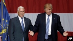 Thống đốc bang Indiana Mike Pence tham gia cùng ứng cử viên tổng thống Đảng Cộng hòa Donald Trump trong một buổi mít tinh ở Westfield, Indiana, ngày 12 tháng 7 năm 2016. 