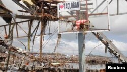 Một ngôi làng tại thành phố Tacloban bị san bằng sau siêu bão Haiyan.