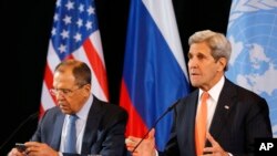 Ngoại trưởng John Kerry (phải) và Ngoại trưởng Nga Sergey Lavrov tham dự cuộc họp báo sau cuộc họp của Nhóm Quốc tế Hỗ trợ Syria ở Munich, Đức, ngày 12 tháng 2, 2016.