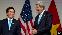 Ngoại trưởng Hoa Kỳ John Kerry và Bộ trưởng Ngoại giao Việt Nam Phạm Bình Minh.