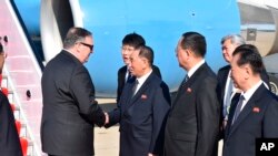 Ngoại trưởng Mỹ Mike Pompeo được quan chức cao cấp của Triều Tiên, Kim Yong Chul, đặc trách sự vụ Bắc-Nam Triều Tiên, đón tiếp khi đến Bình Nhưỡng, ngày 9 tháng 5, 2018.